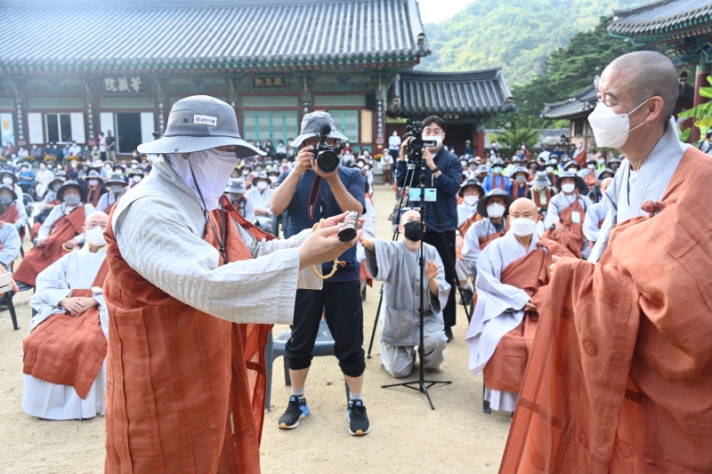 해인사 회향식 중 해인사 교구장 스님에게 죽비를 수여하는 회주스님